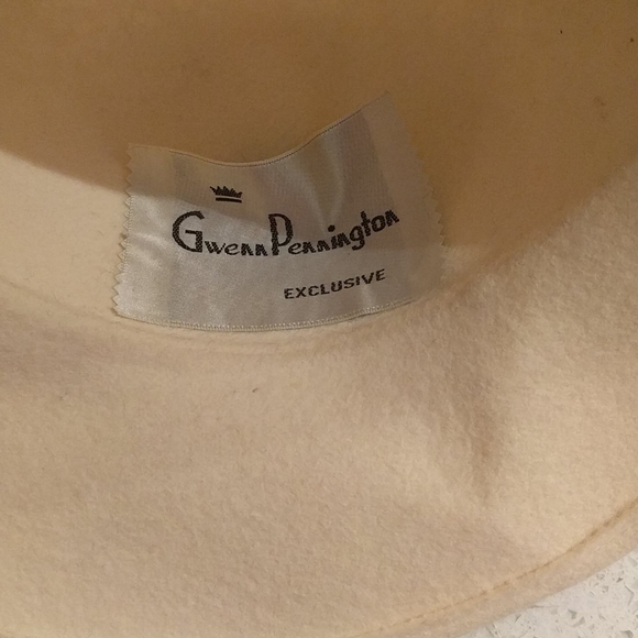 Beautiful white hat by Gwen Penngton 🌸🌸 - Picture 4 of 6